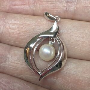 modernist retro Japanese saltwater cultured akoya vintage pearl pendant